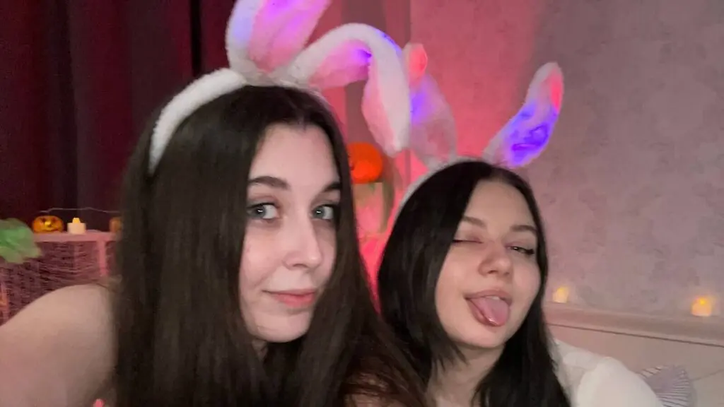 JulianaAndDoris's live cam